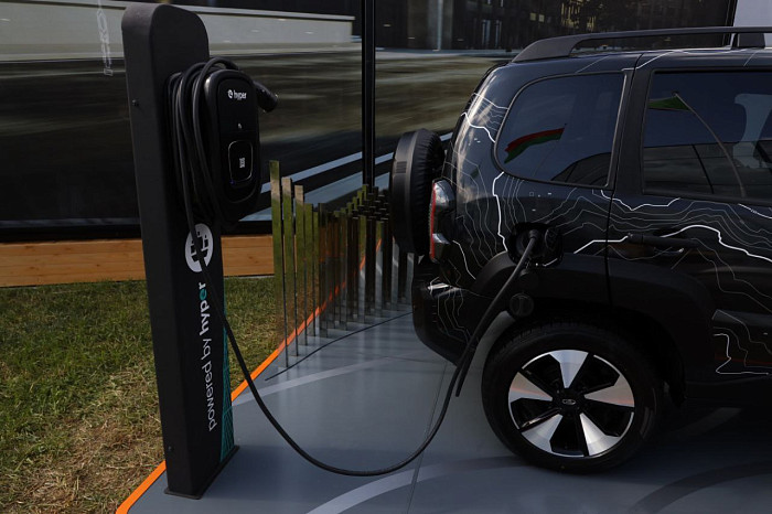 Люди, машины, роскошь: яркие фото третьего дня ПМЭФ-2024