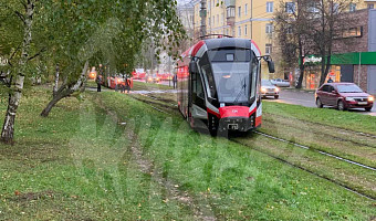 В Туле на улице Станиславского с рельсов сошел трамвай «Львенок»