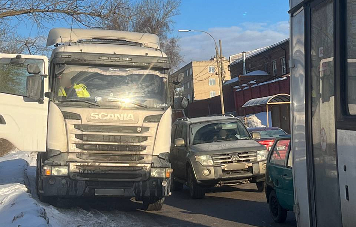 На Алексинском шоссе Тулы автобус повредил боковое зеркало большегруза