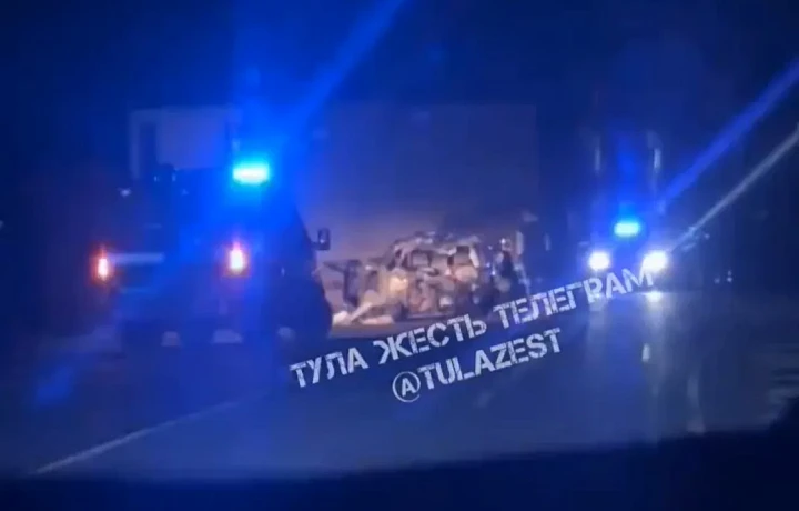 Фура и легковой автомобиль столкнулись в Веневском районе