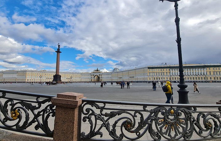 В небе над Ленинградской областью заметили неопознанный летающий объект