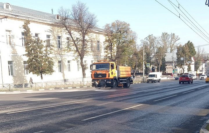 В Туле продолжилась уборка дорог и тротуаров 30 сентября