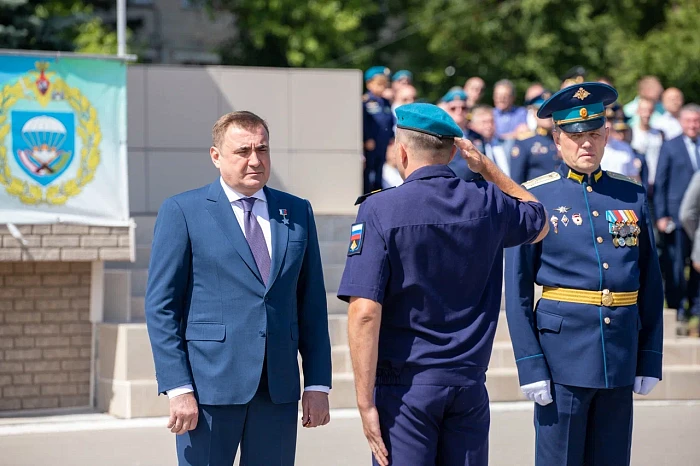 Алексей Дюмин поздравил тульских десантников с Днем ВДВ
