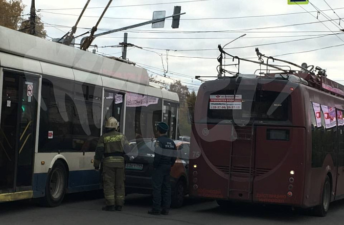 На проспекте Ленина в Туле столкнулись троллейбус и автомобиль каршеринга