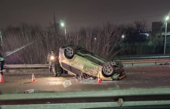 В Туле машина такси перевернулась возле АЗС