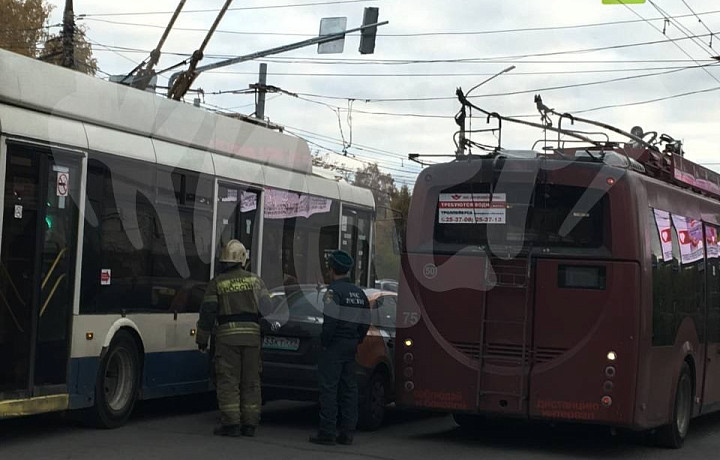 На проспекте Ленина в Туле столкнулись троллейбус и автомобиль каршеринга
