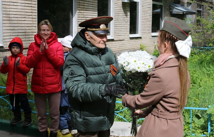 В Туле 9 мая состоялась акция «Парад у дома ветерана»