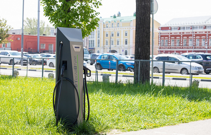 Более тысячи жителей Тульской области имеют электромобили или гибриды: какие льготы для них сделали и где можно зарядиться?