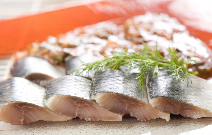 Полезна для печени. Гастроэнтеролог рассказал, почему важно есть селедку