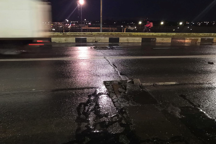 «Пробиты шины и покрышки, погнуты диски»: пострадавшие из-за ямы на Павшинском мосту в Туле автомобилисты рассказали подробности