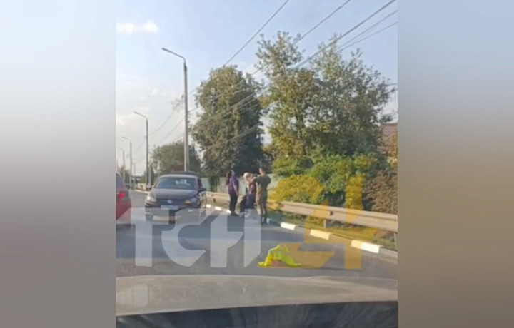 На Московском шоссе в Туле автомобиль каршеринга попал в ДТП с военным грузовиком