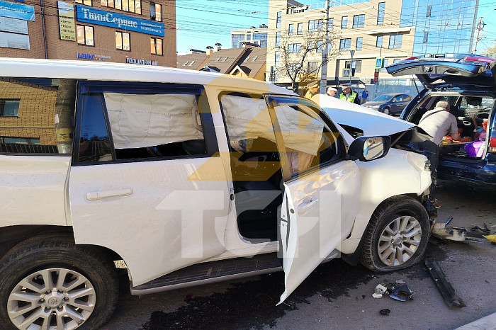 Опубликованы фото с места массового ДТП на улице Дмитрия Ульянова в Туле