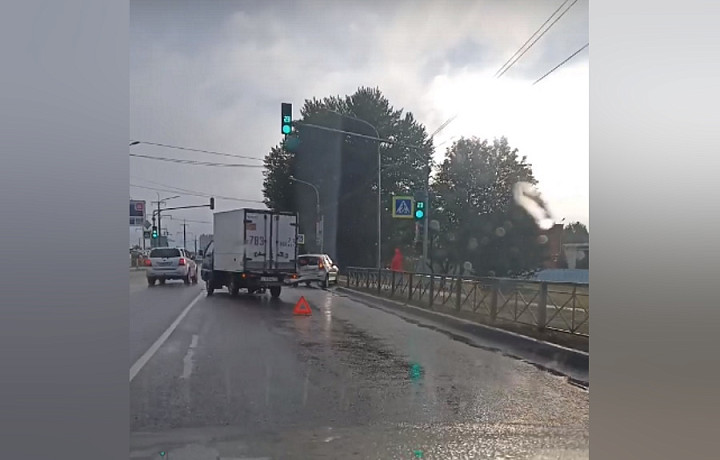 На Одоевском шоссе в Туле из-за ДТП фургона с Lada Kalina собралась пробка