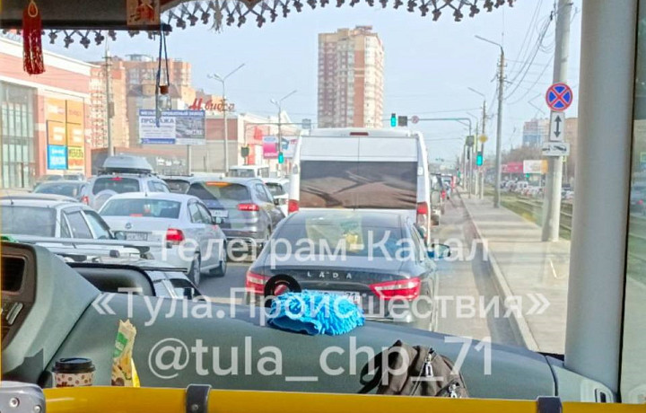 На Зеленстрое в Туле собралась пробка утром 11 апреля