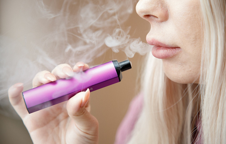 «Трубка» мира бактерий и вирусов: чем можно заразиться, если курить один вейп, и почему окружающим стоить сторониться вейперов