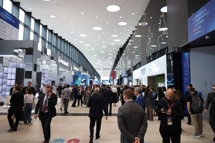 Люди, машины, роскошь: яркие фото третьего дня ПМЭФ-2024