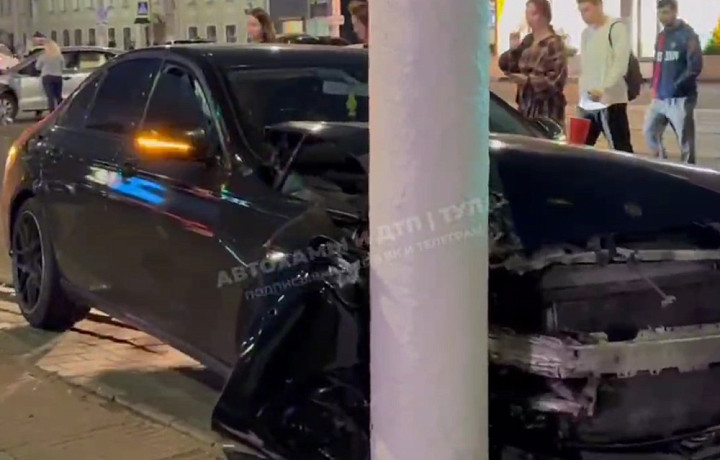 Появилось видео с места ДТП с участием Mercedes на улице Советской в Туле