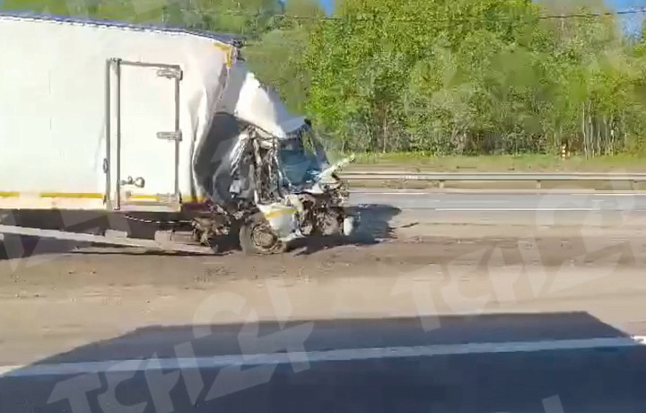 Два грузовика устроили ДТП и спровоцировали пробку на трассе М-2 под Тулой