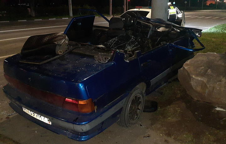 «ВАЗ» влетел в столб на улице Октябрьской в Туле: пострадали пять человек