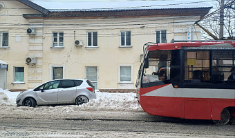 На улице Михеева в Туле водители паркуются прямо на трамвайных путях