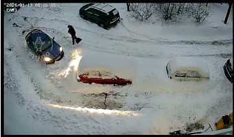 В Туле водитель закопал машину соседа в снегу