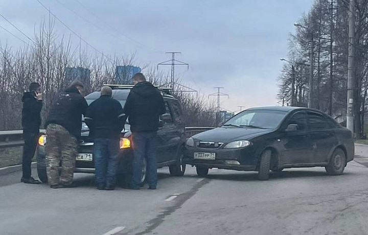 Два легковых автомобиля столкнулись на улице Бондаренко в Туле