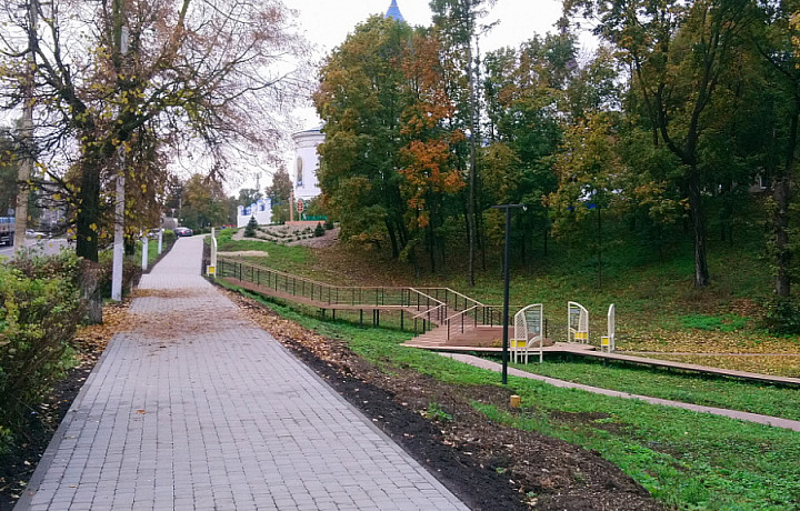 В Плавске завершился капитальный ремонт тротуара в Гагаринском парке
