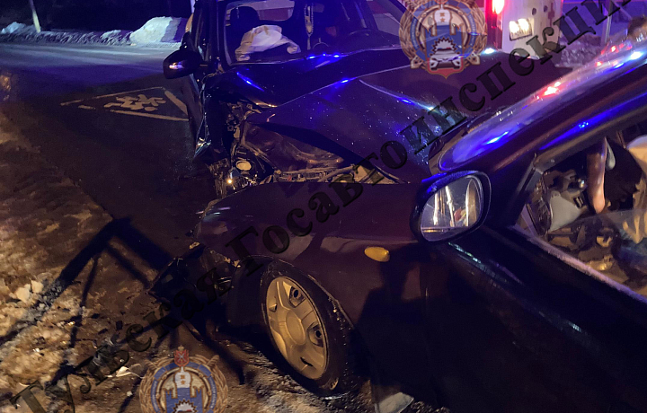 В Веневе на улице Белова столкнулись ЗАЗ Chance и Lada XRAY: пострадали три человека