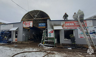 Спасатели потушили пожар в торговом павильоне на улице Тульской в Алексине