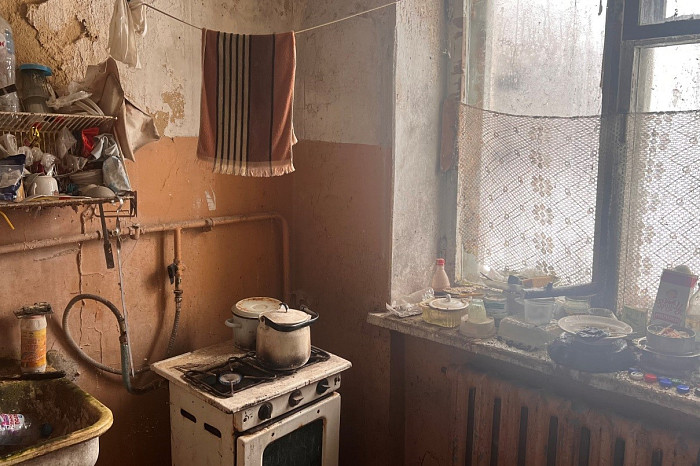 Остались стеклоблоки, граненые стаканы, фотообои и бюст Ленина: под Тулой продают заброшенную советскую спортбазу