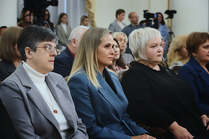 «В ваших руках находится будущее нашей страны»: Дмитрий Миляев вручил награды работникам системы среднего профобразования региона