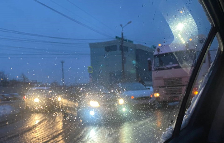 На улице Демидовская плотина в Туле столкнулись легковушка и грузовик: собирается пробка