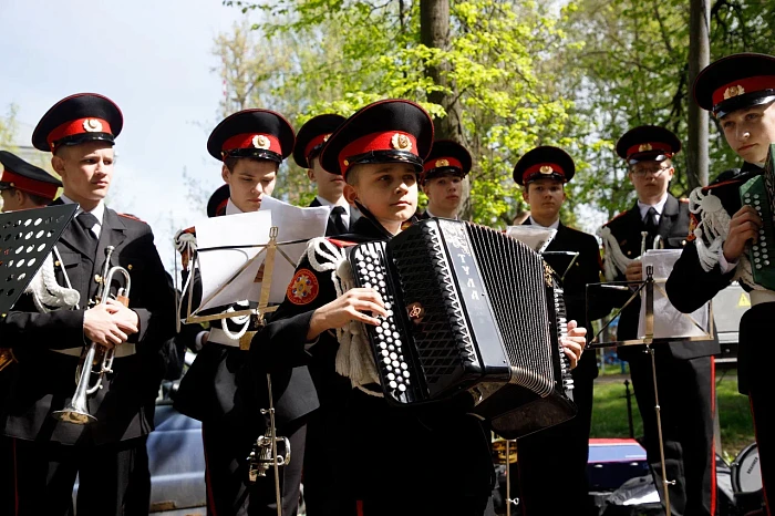 Тульские кадеты и студенты поздравили ветерана Великой Отечественной войны с наступающим Днем Победы