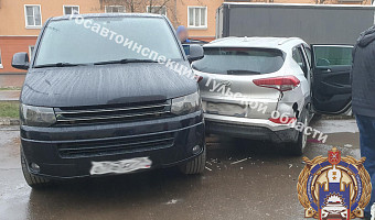 В Туле иномарка врезалась в машину и сбила пешехода на улице Шухова