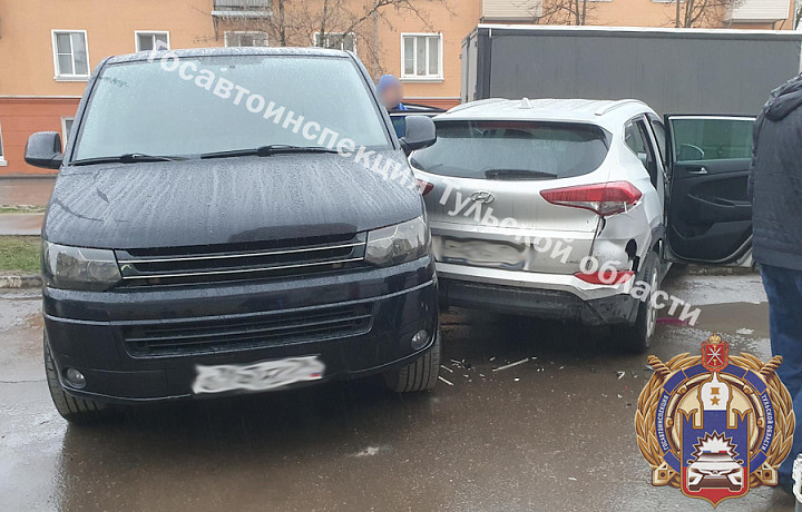В Туле иномарка врезалась в машину и сбила пешехода на улице Шухова