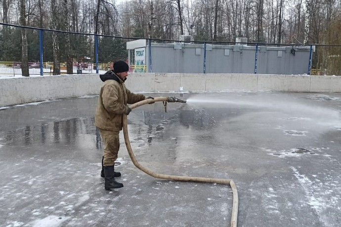 В хоккейной коробке Комсомольского парка Тулы стартовала заливка катка