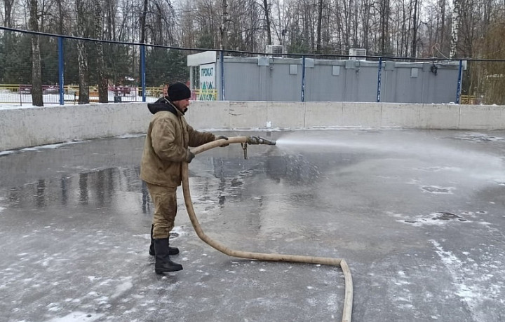 В хоккейной коробке Комсомольского парка Тулы стартовала заливка катка