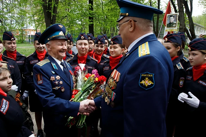 Тульские кадеты и студенты поздравили ветерана Великой Отечественной войны с наступающим Днем Победы