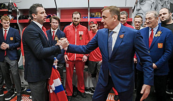 Алексей Дюмин лично поздравил хоккеистов с победой