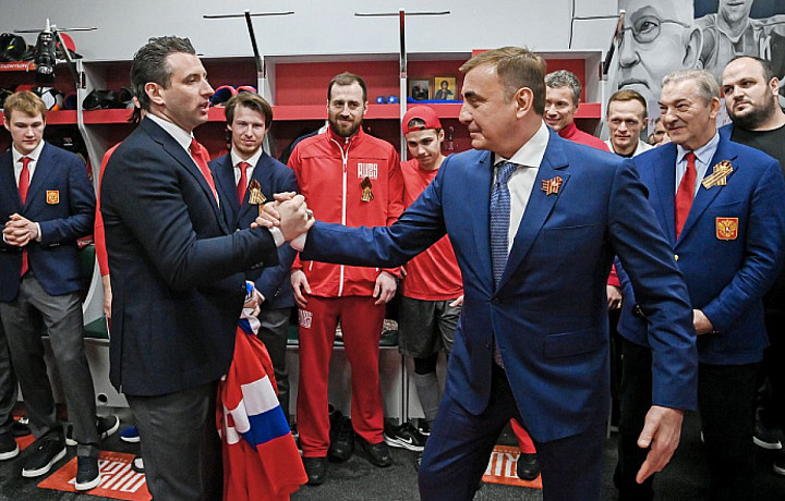 Алексей Дюмин лично поздравил хоккеистов с победой