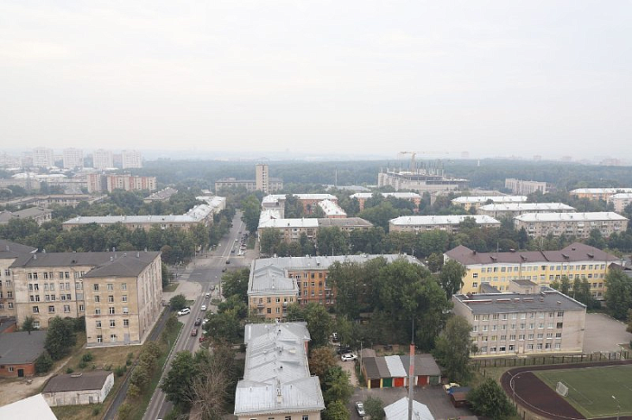 Запах гари под белым покрывалом: смог с лесных пожаров накрыл Тулу, фоторепортаж с 21 этажа