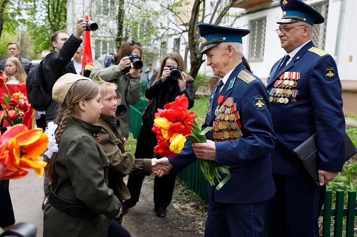Тульские кадеты и студенты поздравили ветерана Великой Отечественной войны с наступающим Днем Победы