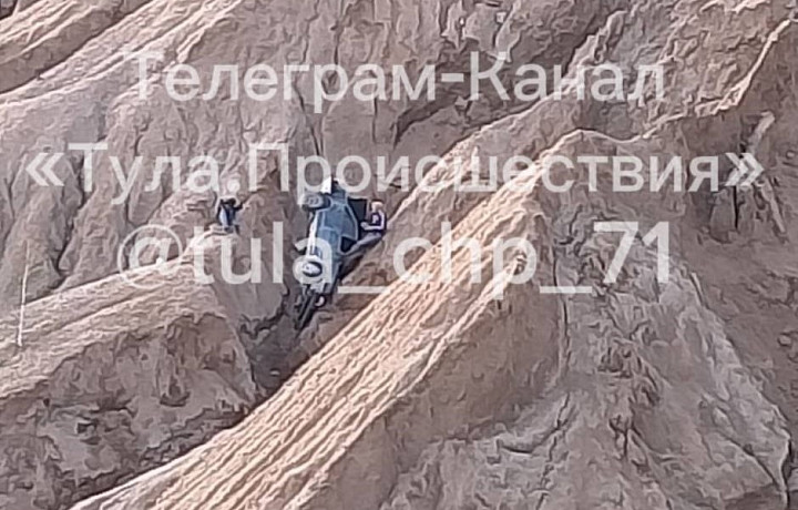 Упавшая с горы в Кондуках машина рискует стать новым арт-объектом