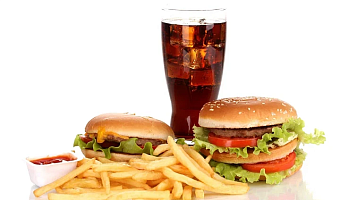 В России предложили запретить рекламировать фастфуд через детей