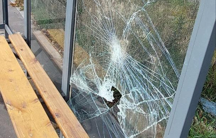 В Алексине хулиганы портят павильоны на автобусных остановках