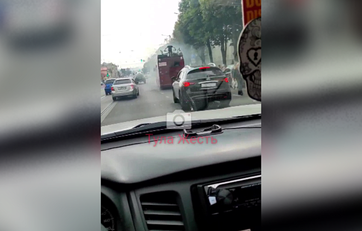 На улице Октябрьской в Туле загорелся троллейбус