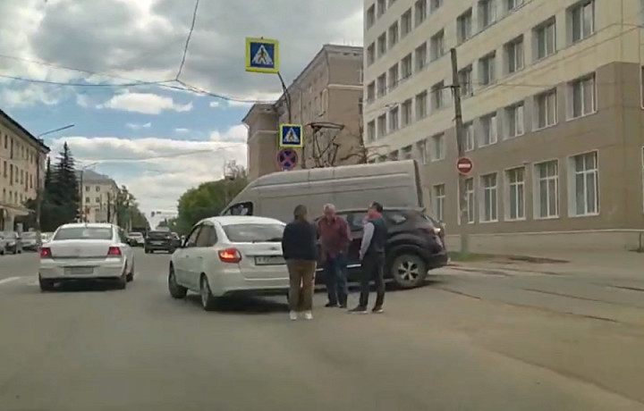 На пересечении улиц Смидович и Болдина в Туле столкнулись две легковушки