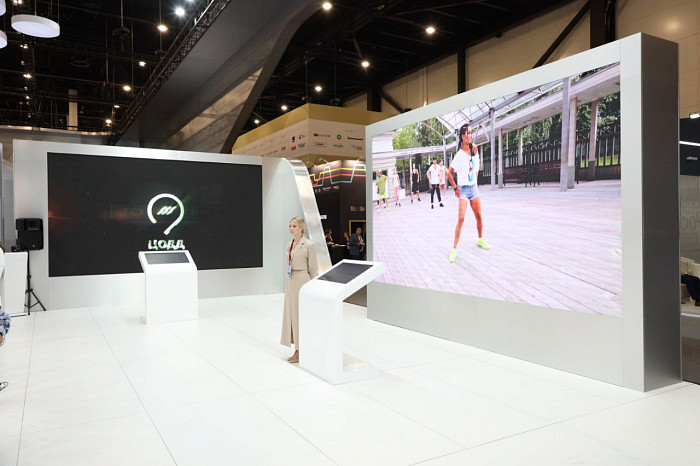 Люди, машины, роскошь: яркие фото третьего дня ПМЭФ-2024