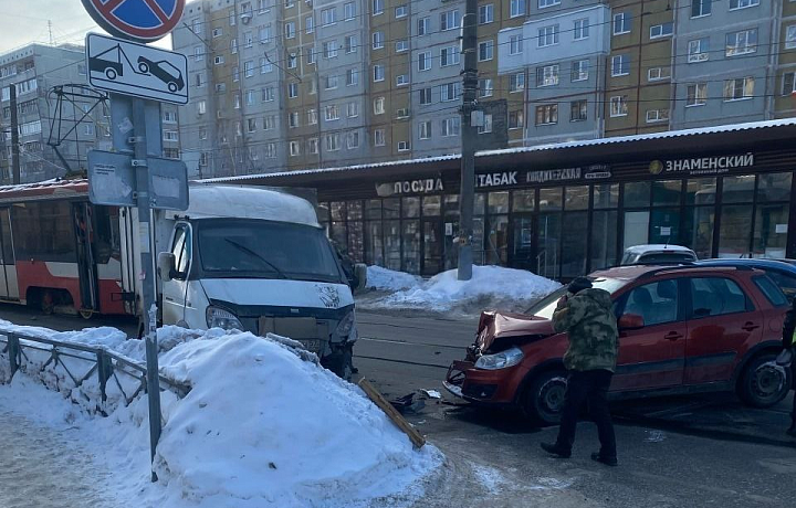Момент ДТП с легковушкой на улице Максима Горького в Туле попал на видео
