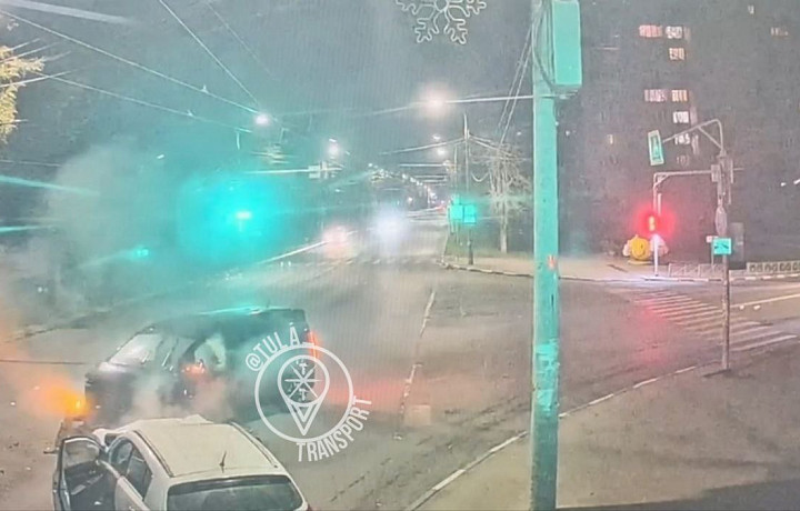 Момент лобового столкновения иномарок в Туле попал на видео